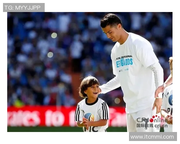 女孩与足球明星的合影背后故事揭秘